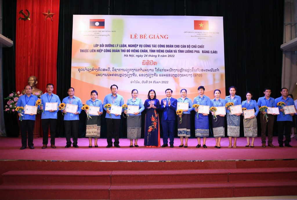  Phó Bí thư Thường trực Thành ủy Hà Nội Nguyễn Thị Tuyến, Phó Đại sứ Lào tại Việt Nam Chan Thaphon Khammanychan trao chứng chỉ tốt nghiệp cho các cán bộ LHCĐ Lào
