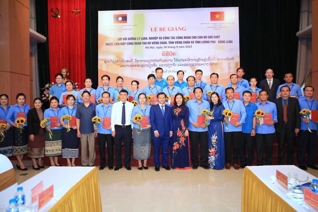  Lãnh đạo TP Hà Nội, Đại sứ Lào cùng các cán bộ Liên hiệp Công đoàn Lào tại lễ bế giảng