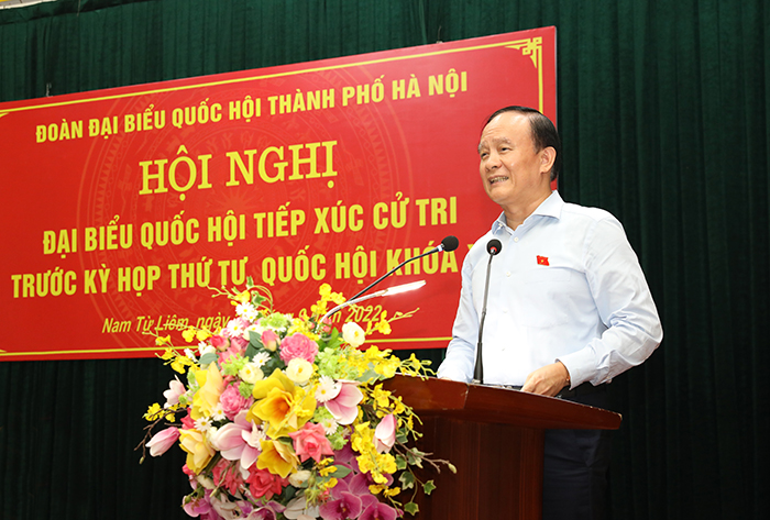  Đồng chí Nguyễn Ngọc Tuấn phát biểu tiếp thu các ý kến của cử tri tại hội nghị