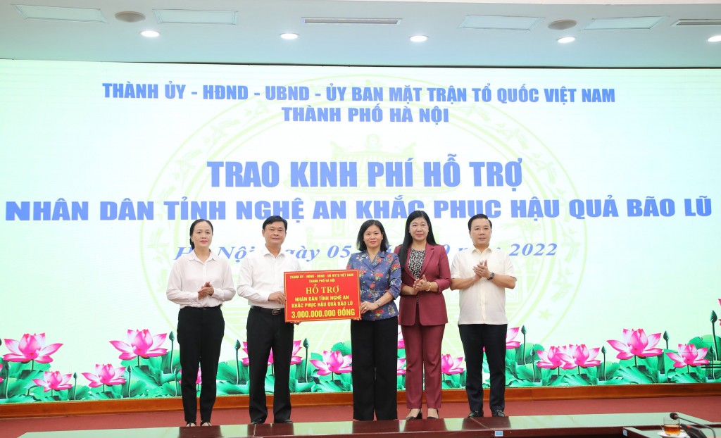  Lãnh đạo TP Hà Nội trao kinh phí hỗ trợ cho Nhân dân tỉnh Nghệ An