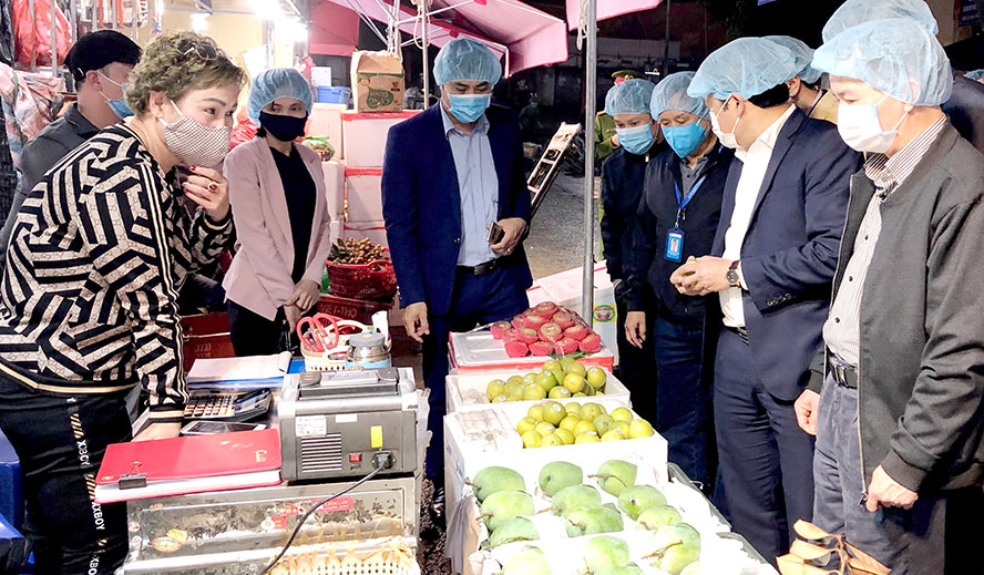  Đoàn liên ngành của Sở NN&PTNT Hà Nội kiểm tra an toàn thực phẩm tại chợ Long Biên (quận Ba Đình). Ảnh: Phương Nga
