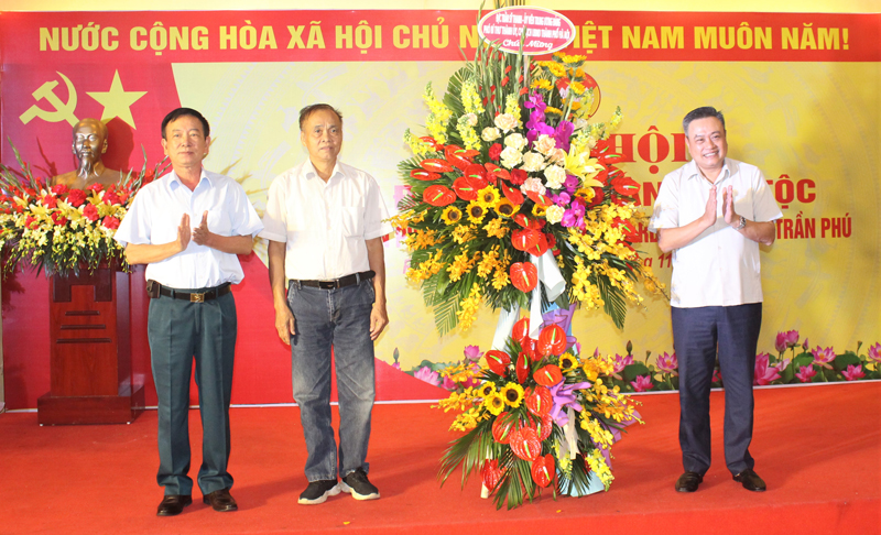  Chủ tịch UBND thành phố Hà Nội Trần Sỹ Thanh tặng hoa chúc mừng ngày hội.