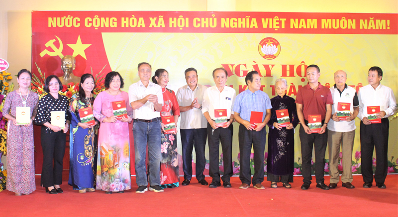  Chủ tịch UBND thành phố Hà Nội Trần Sỹ Thanh tặng quà cho các gia đình văn hóa tiêu biểu.