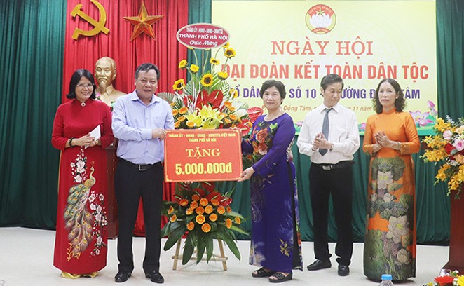  Phó Bí thư Thành ủy Nguyễn Văn Phong tặng quà cho tổ dân phố số 10, phường Đồng Tâm