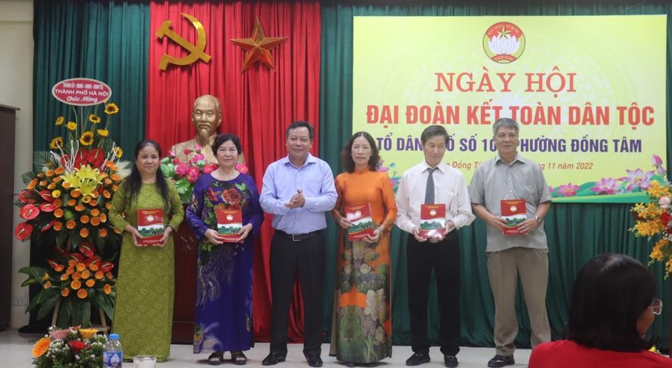  Phó Bí thư Thành ủy Nguyễn Văn Phong trao quà của TP Hà Nội cho các hộ gia đình tiêu biểu của Tổ dân phố số 10 phường Đồng Tâm, quận Hai Bà Trưng