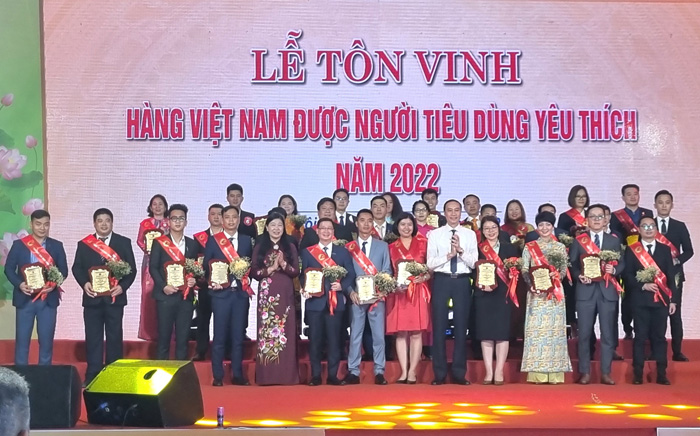  Chủ tịch Ủy ban MTTQ Việt Nam Thành phố Nguyễn Lan Hương trao chứng nhận cho các doanh nghiệp