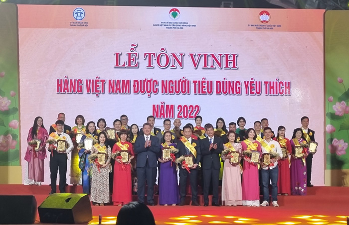  Phó Chủ tịch UBND Thành phố Nguyễn Mạnh Quyền trao chứng nhận cho các doanh nghiệp