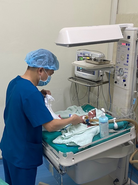  Ths.BS Nguyễn Đăng Hùng cùng ê kíp đang tiến hành phẫu thuật cắt, khâu Ống động mạch cho trẻ sinh non