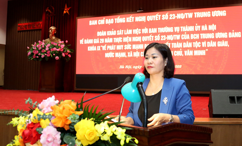  Phó Bí thư Thường trực Thành ủy Hà Nội Nguyễn Thị Tuyến trình bày báo cáo tại buổi làm việc.