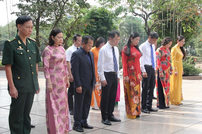  Đoàn đại biểu Ủy ban MTTQ Việt Nam Thành phố thành kính bày tỏ lòng biết ơn đối với hai vị lãnh tụ Bác Hồ - Bác Tôn