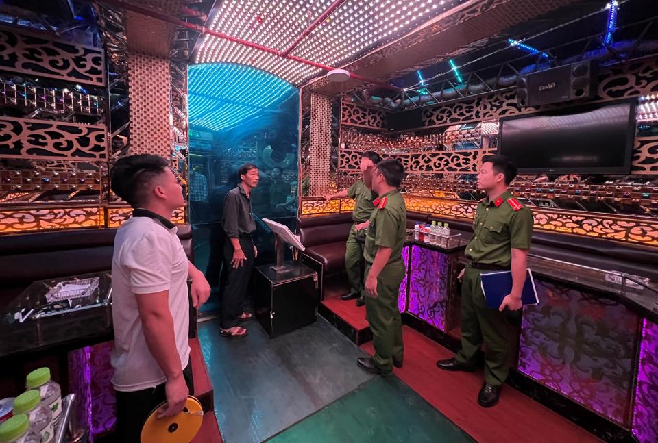  Lực lượng chức năng kiểm tra an toàn phòng cháy, chữa cháy tại cơ sở hát karaoke. 