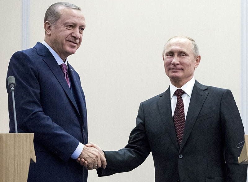  Tổng thống Nga Vladimir Putin (phải) bắt tay Tổng thống Thổ Nhĩ Kỳ Tayyip Erdogan trong cuộc gặp ở Sochi, Nga