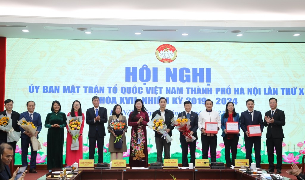 Lãnh đạo MTTQ Việt Nam TP chia tay các thành viên thôi làm Ủy viên Ủy ban MTTQ Việt Nam TP và tặng hoa chúc mừng các đồng chí được bầu làm Ủy viên Ủy ban MTTQ Việt Nam TP Hà Nội khóa XVII