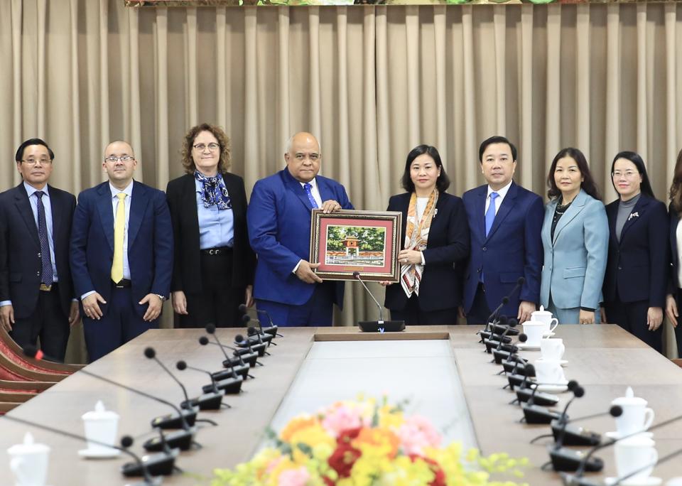  Phó Bí thư Thường trực Thành ủy Nguyễn Thị Tuyến tặng quà lưu niệm cho Đại sứ đặc mệnh toàn quyền nước Cộng hòa Cuba tại Việt Nam Orlando Nicolas Hernandez Guillen.