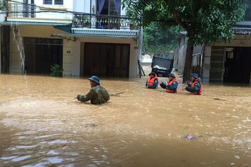 Sau mưa lũ ở Hà Giang người dân phải đối mặt với nguy cơ cao mắc sốt xuất huyết. Ảnh QĐND