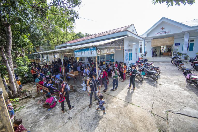 Tình trạng quá tải trong một buổi tiêm chủng tại trạm y tế xã Đăk Tô Rê, Kon Tum sau thời gian thực hiện cách ly xã hội phòng chống dịch COVID-19. Ảnh UNICEF Việt Nam