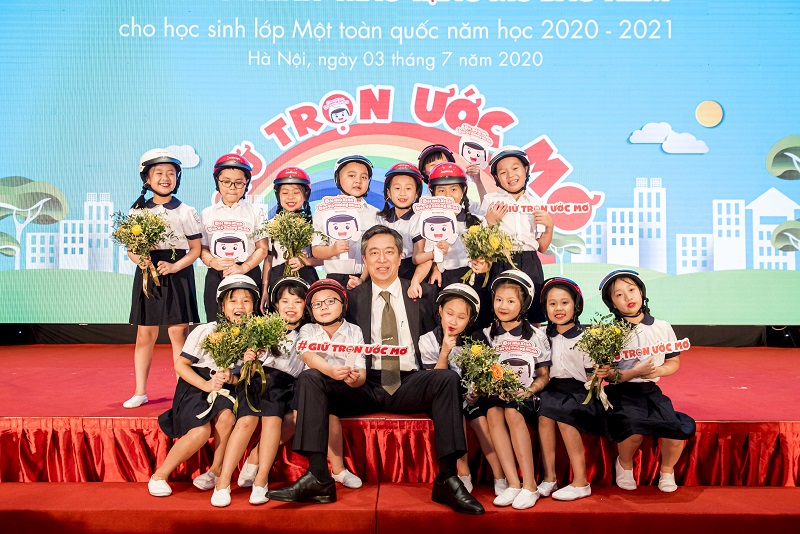 Honda Việt Nam trao tặng gần 6 triệu mũ bảo hiểm cho học sinh bước vào lớp Một