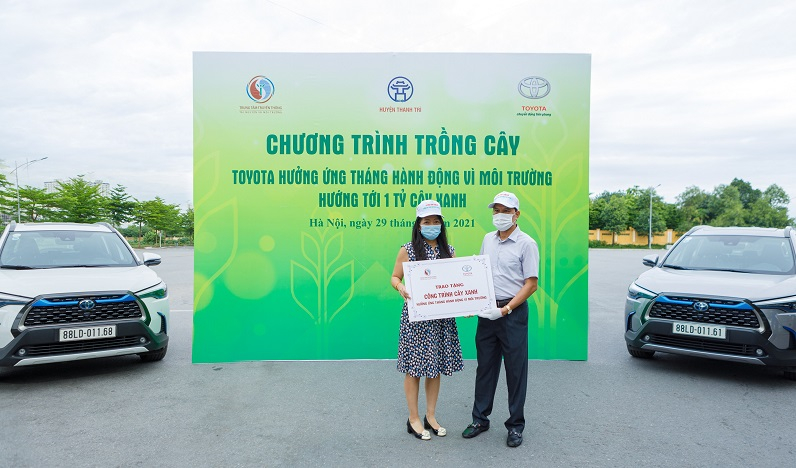 Đại điện TMV và lãnh đạo huyện Thanh Trì trao biển bàn giao công trình (1)