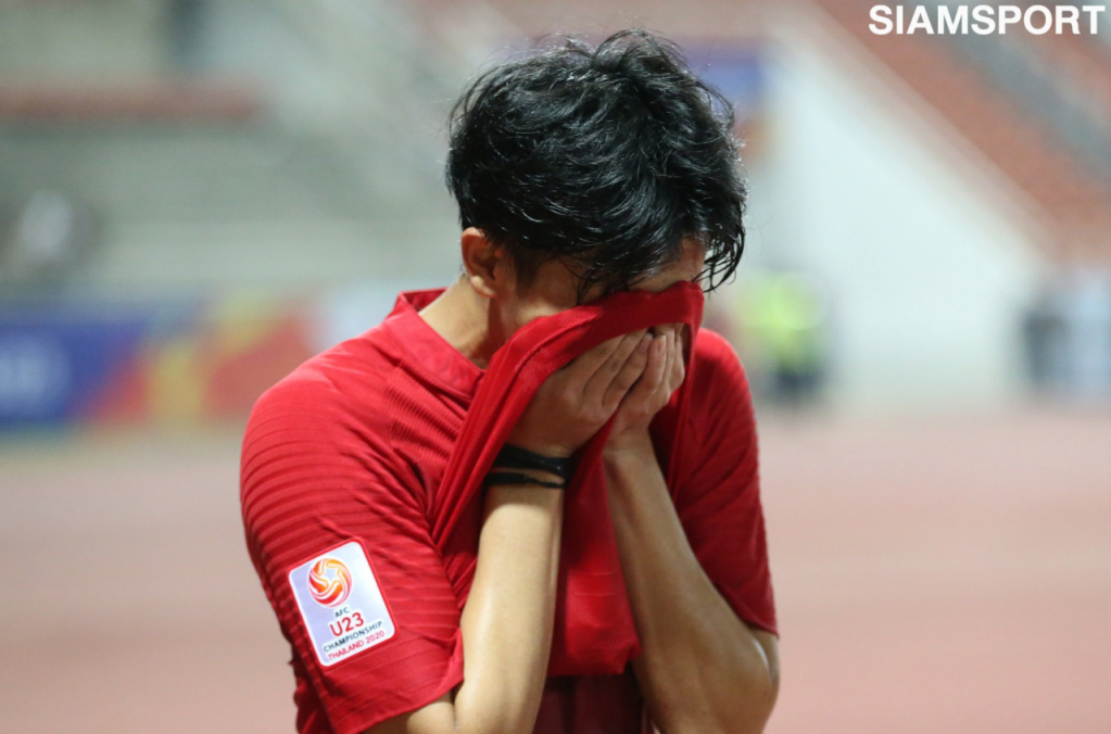 Cầu thủ Thái Lan khóc nức nở sau khi bị loại.