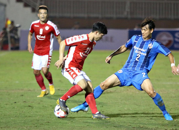 Công Phượng, trong áo số 21 quen thuộc, không thể hiện được nhiều trong 45 phút thi đấu với Ulsan Hyundai.