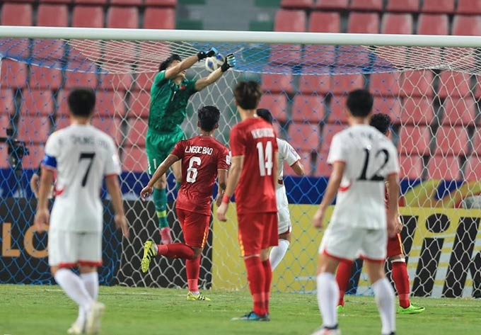 Bùi Tiến Dũng mắc sai lầm dẫn tới bàn gỡ hòa 1-1 cho U23 Triều Tiên.
