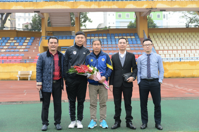 Ông Dương Nghiệp Khôi (ở giữa) được bổ nhiệm giữ chức Giám đốc trung tâm đào tạo bóng đá trẻ của Hà Nội FC