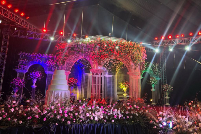 Không chỉ đặt dưới khung ảnh, hàng nghìn bông hoa được đặt khắp sân khấu tại hôn trường.