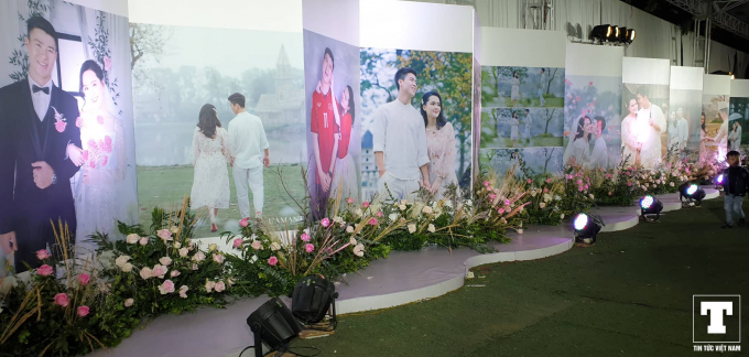 Sáng 8/2, công tác chuẩn bị đám cưới của trung vệ Đỗ Duy Mạnh và cô dâu Quỳnh Anh đang được hoàn tất. Những tấm ảnh cưới của hai người đã được in cỡ lớn trang trí trên các bụi hoa hồng trước hôn trường tại sân bóng thôn Giao Tác.