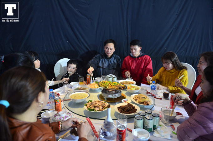 Ngày 8/2, một ngày trước lễ thành hôn của trung vệ Đỗ Duy Mạnh, người thân, hàng xóm, bạn bè đã đến giúp đỡ, chung vui cùng gia đình của tuyển thủ Quốc gia Việt Nam. Sau khi xong việc, mọi người cùng ăn bữa cơm thân mật cùng gia đình chú rể