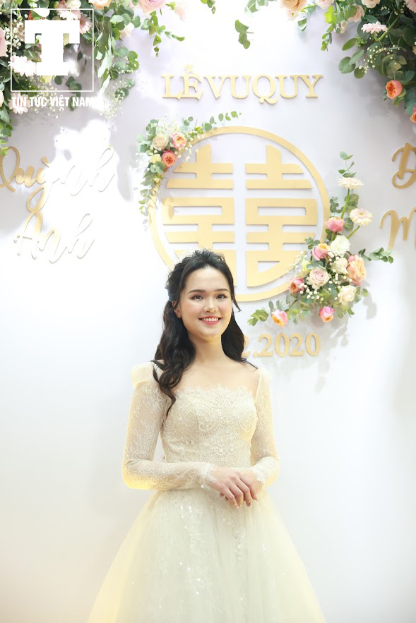Ở lễ vu quy sáng 9/2, Quỳnh Anh diện váy của NTK Chung Thanh Phong khiến fan xuýt xoa về vẻ đẹp.