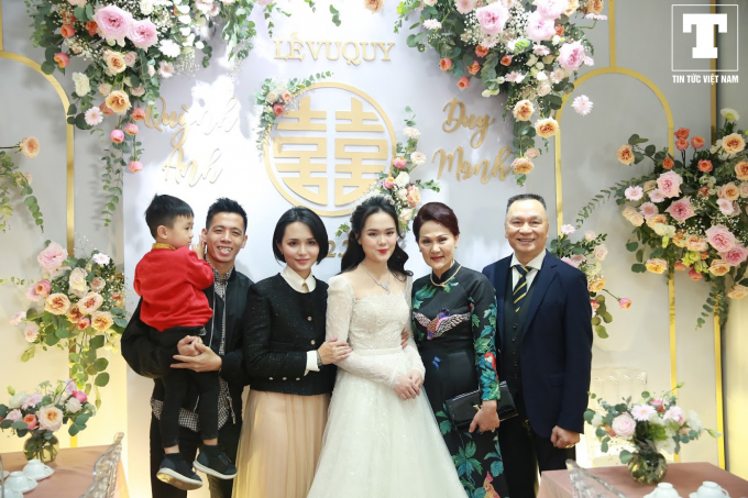 Quỳnh Anh chụp ảnh kỷ niệm cùng gia đình trước khi về nhà chồng.