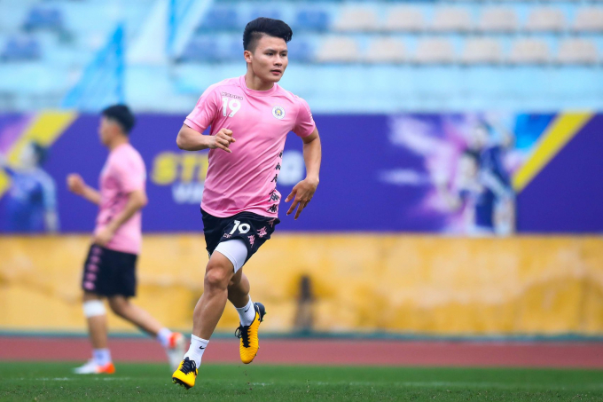 Các cầu thủ Hà Nội cũng như các CLB khác sẽ phải đợi ít nhất là hết tháng 2 mới có thể trở lại thi đấu, điều này sẽ ảnh hưởng không nhỏ tới phong độ của họ.