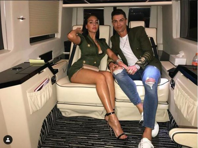 Tính đến nay, Ronaldo và bạn gái đã quen nhau được gần 4 năm. Trước đó, Georgina Rodriguez và Cristiano Ronaldo gặp nhau lần đầu tại một cửa hàng thời trang tại Madrid. Khi đó, Georgina đang làm nhân viên bán hàng.