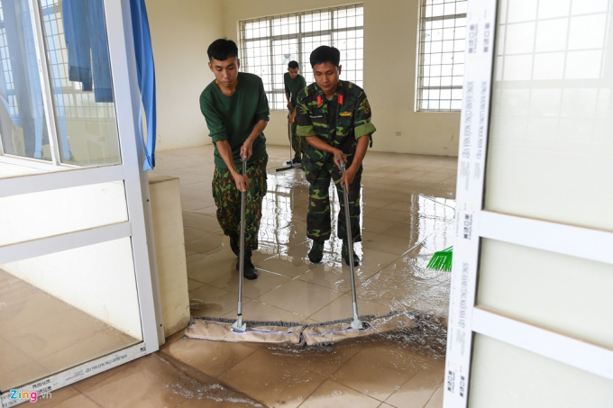 Vĩnh Phúc cũng huy động hơn 300 cán bộ, chiến sĩ khẩn trương vệ sinh, lắp đặt 300 giường tại Trường cao đẳng Văn hóa nghệ thuật tỉnh Vĩnh Phúc. Ảnh Zing.