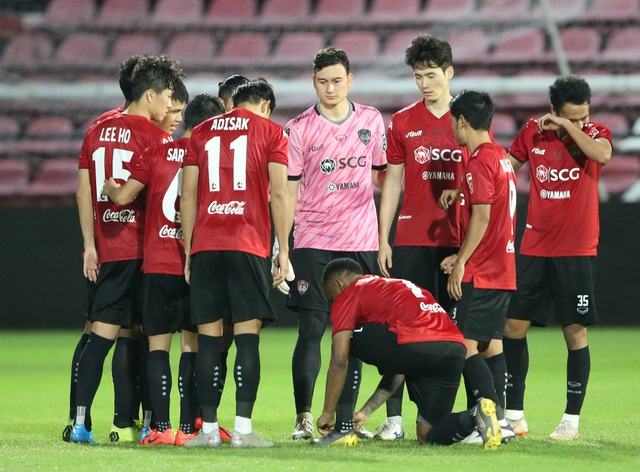 Đặng Văn Lâm 2 lần vào lưới nhặt bóng, Muangthong thua ngược tân binh tại Thai League