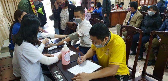 Các thành viên trong hội CĐV Nam Định thực hiện thủ tục hiến máu tình nguyện.