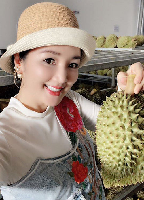 Hoa hậu Giáng My được thưởng thức sầu riêng giống Thái Monthong và nhiều loại trái cây đặc sản miền Tây Nam Bộ khi về Bến Tre giải cứu sầu riêng.