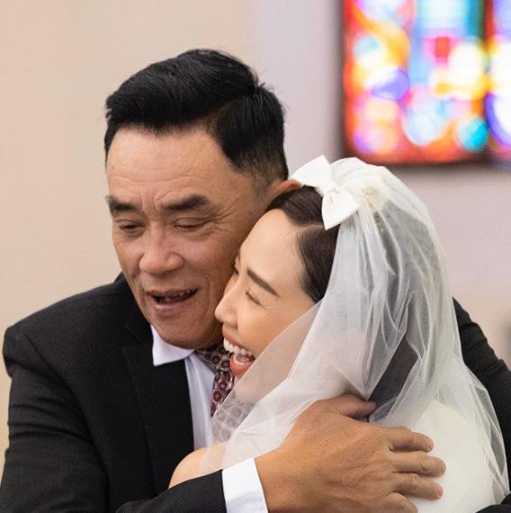 Mới đây, trên trang cá nhân, cha Tóc Tiên gây xúc động khi đăng ảnh ôm chặt lấy con gái trong lúc làm lễ ở nhà thờ Con Gà. Ông tình cảm viết: 