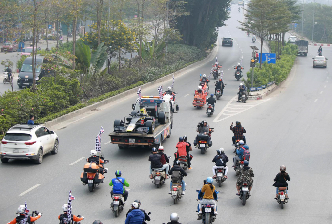 Chiều 22/2, chiếc mô hình xe F1 đã xuất hiện trên các tuyến đường trung tâm Hà Nội. Đây là màn diễu hành trong sự kiện chào đón chặng GP Việt Nam.