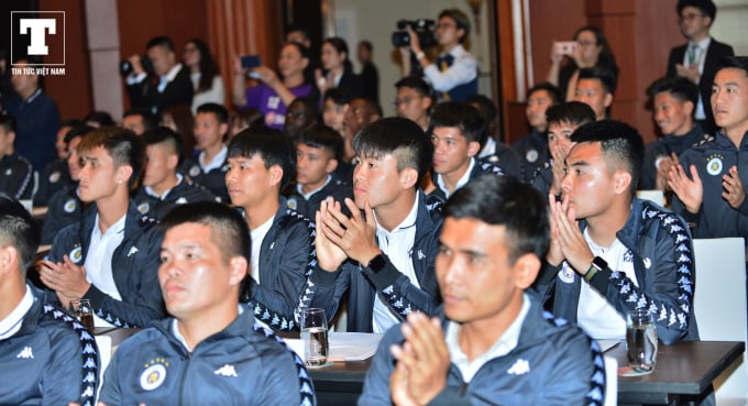 Chiều 26/2, CLB bóng đá Hà Nội đã tổ chức lễ xuất quân mùa giải 2020. Trong buổi lễ này, tất cả các cầu thủ và BHL của đội bóng Thủ đô đều có mặt đầy đủ.