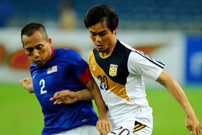 Khampheng Sayavutthi (phải) thi đấu tại AFF Cup 2018.