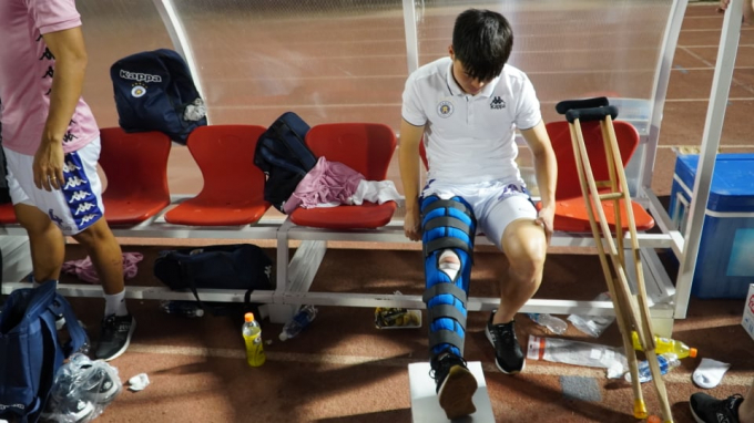 Trận này, CLB Hà Nội đã chiến thắng và giành siêu cúp nhưng Duy Mạnh buồn bã với chấn thương ở đầu gối phải.