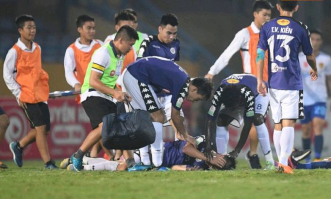 Phút thứ 6, trận đấu giữa TP.HCM và Hà Nội tại siêu cúp Quốc gia, trung vệ Đỗ Duy Mạnh rời sân bằng cáng sau khi vặn gối trong một pha va chạm.