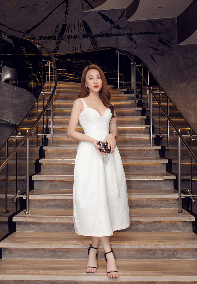 Diễn viên Huỳnh Hồng Loan sinh năm 1994, quê ở Bình Dương, cô sở hữu vẻ ngoài ngọt ngào, mảnh mai cùng gương mặt khả ái, xinh đẹp.