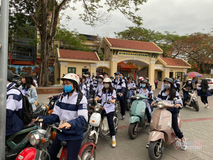 Tại Trường THPT Ngô Quyền (Hải Phòng), sáng nay, các học sinh, giáo viên đã quay trở lại trường để ổn định việc dạy học.