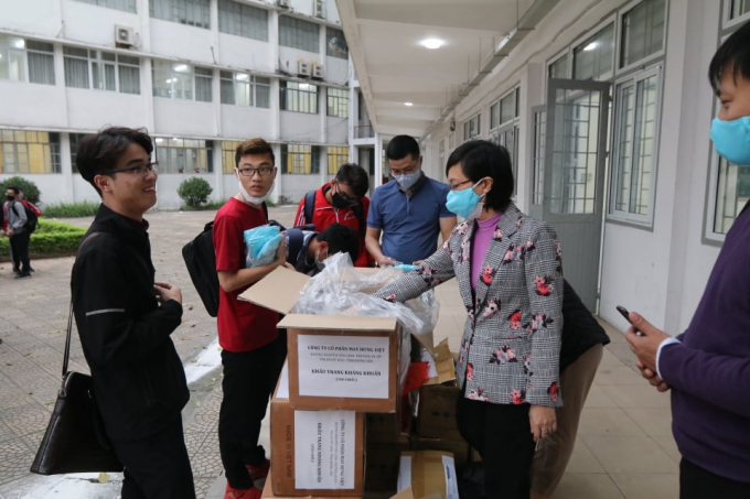 Tại ĐH Bách khoa Hà Nội, sinh viên được phát khẩu trang miễn phí ngay cửa lớp học.
