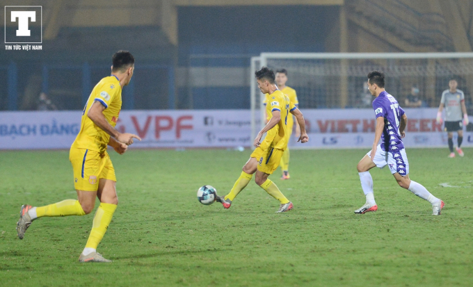 Dấu ấn lớn nhất mà tiền vệ quê Thái Bình để lại là tình huống kiến tạo cho Đỗ Merlo đánh đầu ghi bàn rút ngắn tỷ số xuống 1-2 cho Nam Định.