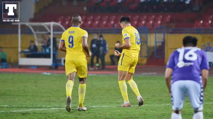 Tình huống Rafeson và Đỗ Merlo ăn mừng bàn thắng rút ngắn tỷ số xuống 1-2 cho Nam Định.