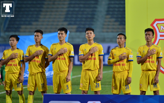Sau nửa mùa giải chơi cho CLB Phù Đổng với bản hợp đồng cho mượn, năm nay, tiền vệ tấn công Hoàng Minh Tuấn được HLV Nguyễn Văn Sỹ gọi trở lại CLB Nam Định.