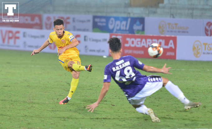 Xuân Tân, cầu thủ trẻ SN 2001 được HLV Nguyễn Văn Sỹ trao cơ hội lần đầu tiên tham dự đấu trường V.League. Do non kinh nghiệm và lỗi trực tiếp dẫn đến bàn thua thứ 2 của đội bóng, cầu thủ này bị thay ra ở phút 30.